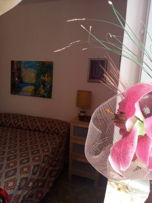 Camera da letto arredata con stile e colore