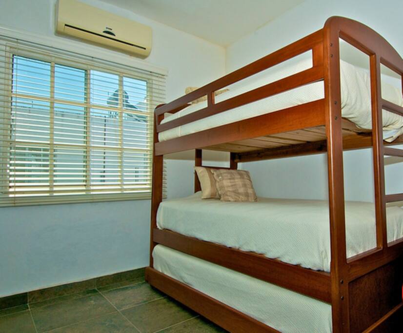 Segunda recamara con A/A, closet con cajoneras y puertas, litera de 3 espacios (2 matrimoniales, 1 individual).