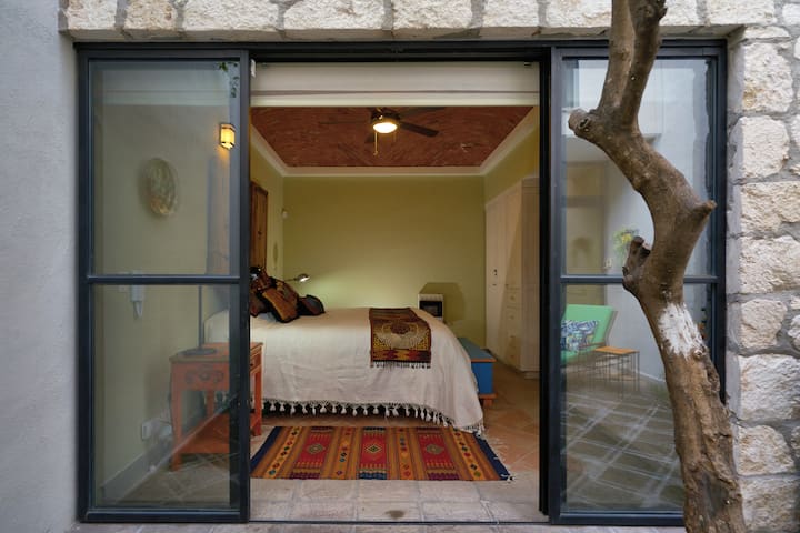 Veliki ormari s ugrađenim ladicama  pružaju dovoljno prostora za odlaganje za naše goste