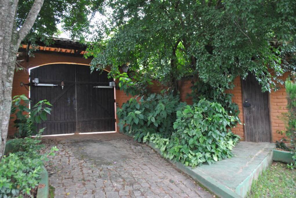 Portão de entrada e saída de veículos e pedestres