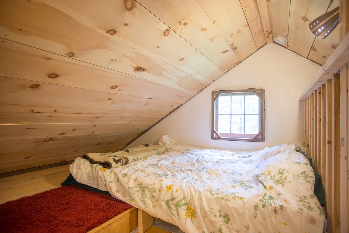 Полн кревет во спална соба бр. 2 на поткровје