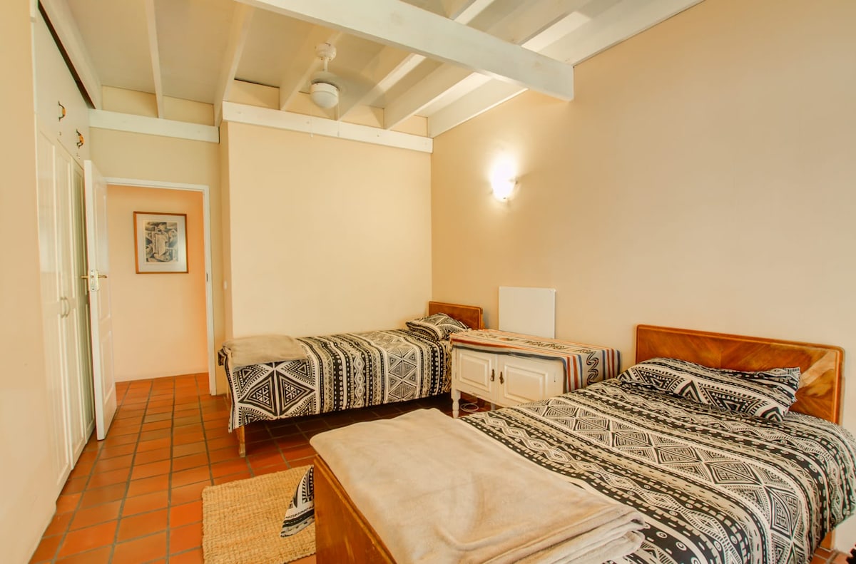 חדר השינה למטה מוביל לאזור בריי סגור.