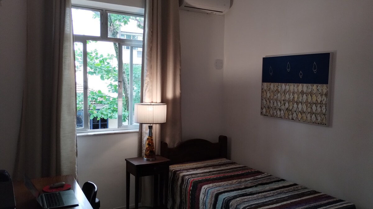 第二间卧室、双人床、分体验和配备工作桌。