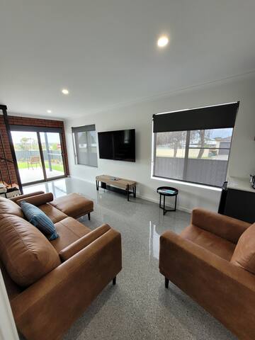 Albany Hillview. Views of ocean, harbour and range gallery image 5