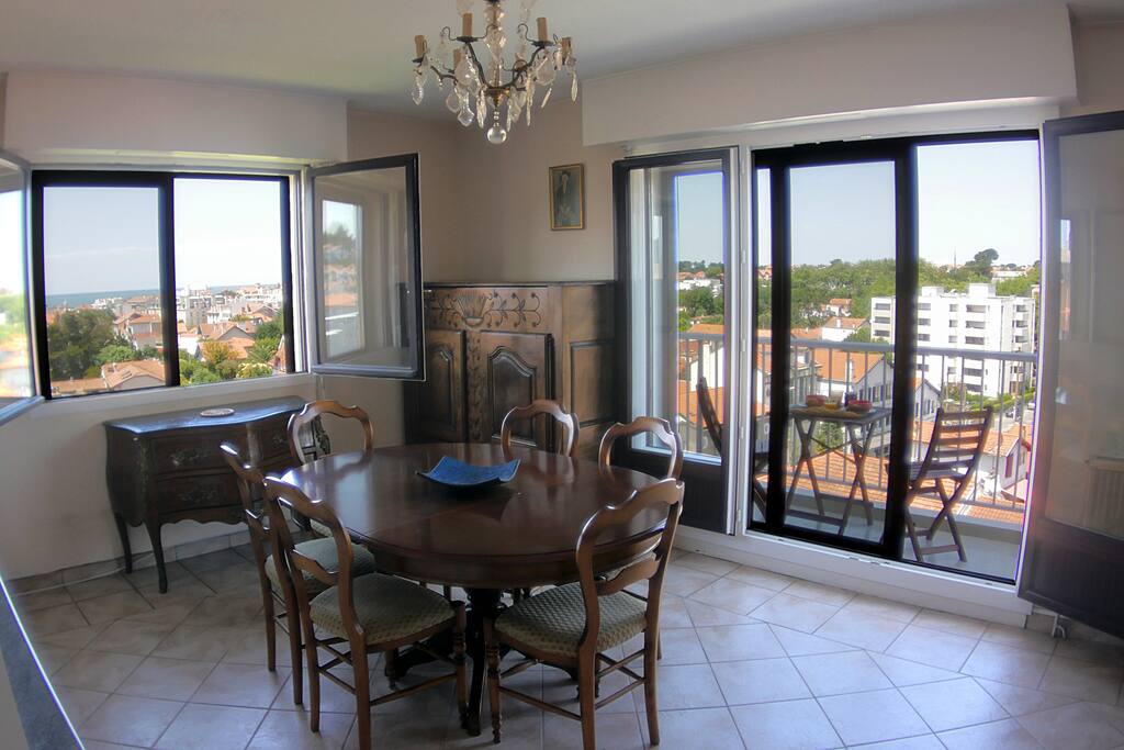 Salle à manger avec balcon