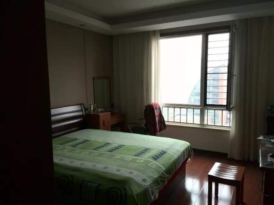 Main bedroom 1.8m size bed主卧