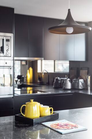 Stylish, Spacious, Spectacular Views Parking & Bbq gallery image 3