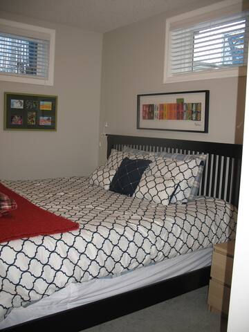 Pet-Friendly Permaculture Beauty - Guest Room