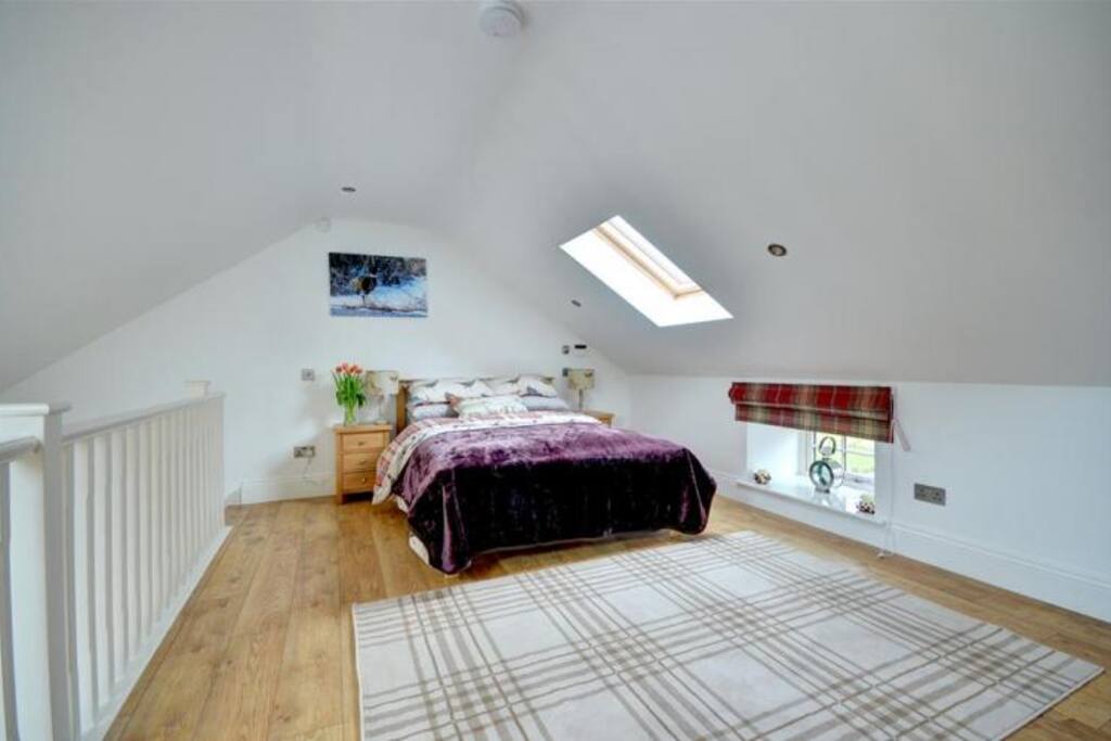 Vaulted Bedroom, Laminate Flooring & Access To The Bacony. Sonos & TV!