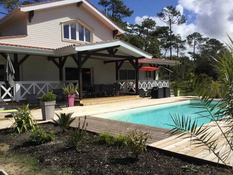 Waterfront villa for 10 people with pool