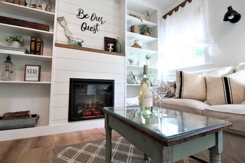 No. 48 *Cozy Getaway* King Bed I Tub I Fireplace