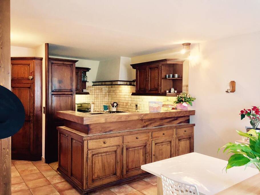 La cuisine : Totalement dans le style haut savoyard, elle reflète aussi le goût des bonnes choses ! un maximum de plan de travail, four multifonction, réfrigérateur, grande plaque gaz, hotte, billot de boucher, billot de patissier, je vous laisse également profiter de tout le petit électroménager :) Bien sur, il ya four à raclette, fondue, plancha, crêpier, gauffrier ... :)