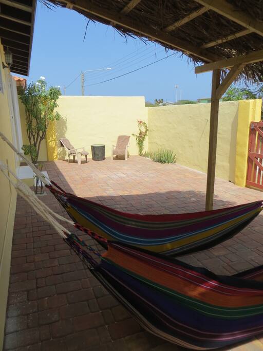 Private patio met hangmatten