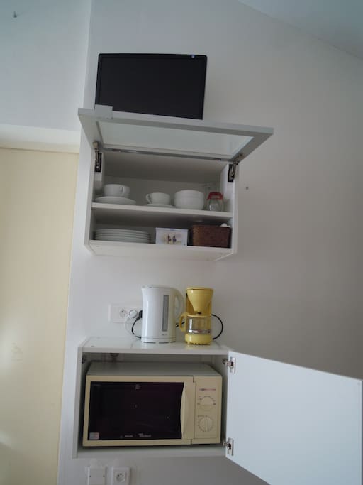 Micro onde, vaisselle d’appoint , cafetière et bouilloire électrique.