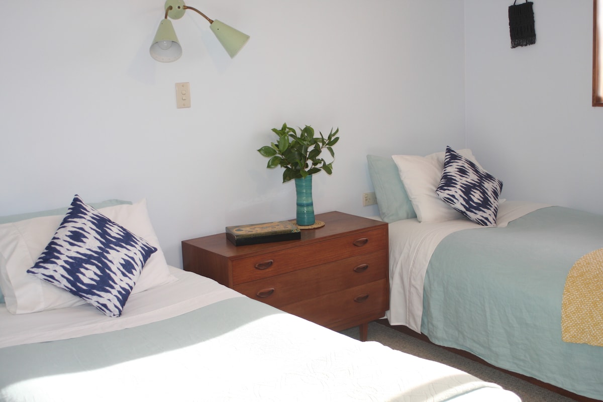 ห้องนอนเตียงเดี่ยว: ที่นอนพร้อมท็อปเปอร์เตียงขนสัตว์ผ้านวมขนสัตว์หรือผ้าห่มขนสัตว์และผ้าปูที่นอนสีขาวกรอบ