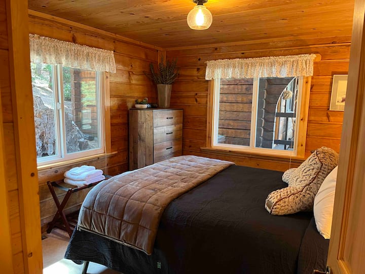 Втората спалня включва двойно легло, скрин и килер. 