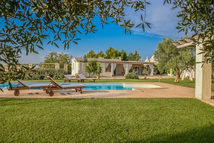 Borgo Colmoni with Trullo and pool relax gallery image 2