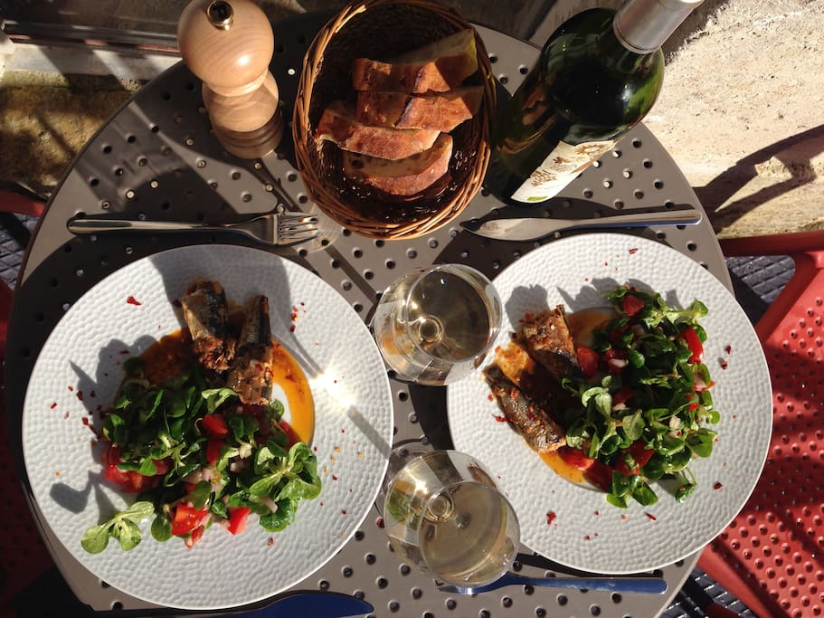Share an alfresco lunch outside in the sun