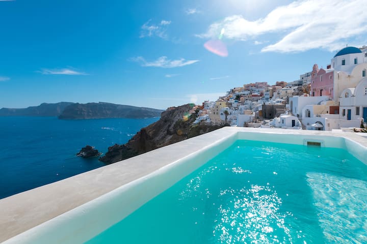 'The Big Blue' villa with Jacuzzi in Oia