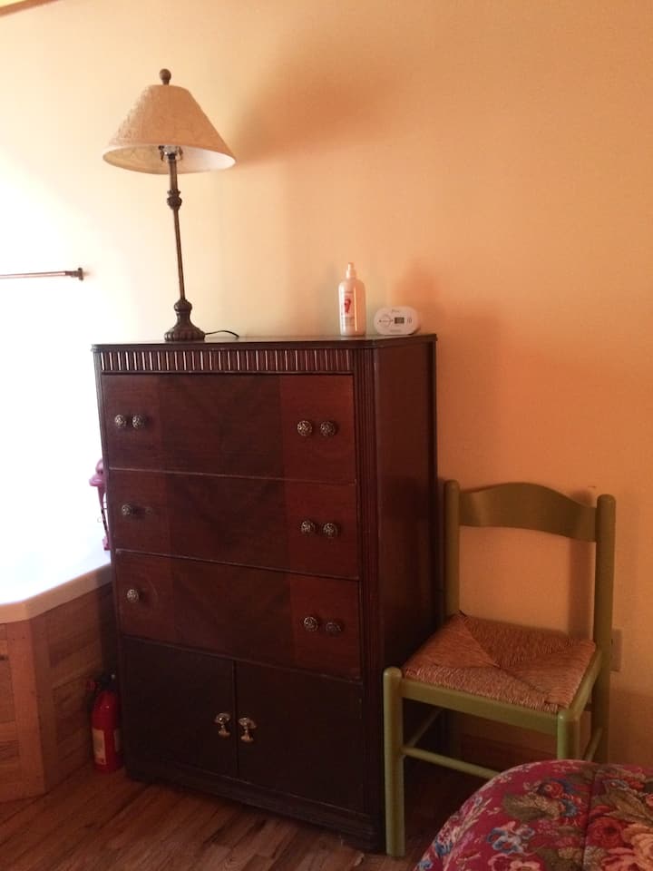 La commode. Il y a une grande baignoire jacuzzi à gauche de la commode. Il n'est pas disponible pour un usage régulier (d'où ma raison de ne pas la publier...Je ne veux pas faire de taquiner les gens). N'hésitez pas à laver les enfants ou les pieds. Il n'a pas la capacité de se remplir rapidement et de chauffer l'eau pour une utilisation régulière.