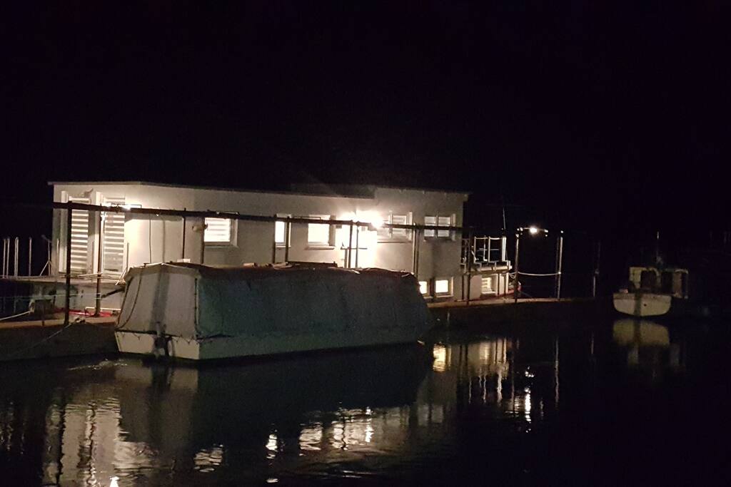Sportboot MS Lorenzo bei Nacht