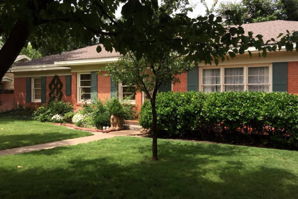"If I could do 10 stars, this would get them." (Susie, May 2016) "This was the best Airbnb experience we have had thus far. From the minute we arrived at their gorgeous home we immediately felt welcomed." (Jenna, May 2016) “This was basically THE BEST AIRBNB EVER!!!!” Gemma (Aug 2016) Our home in a quiet, established neighborhood is the perfect stop for the night when driving to or from the mountains of Colorado and New Mexico, traveling Route 66, or crossing the country on I40, I27, or US 287. Only five minutes from downtown, it is also convenient for business trips.
