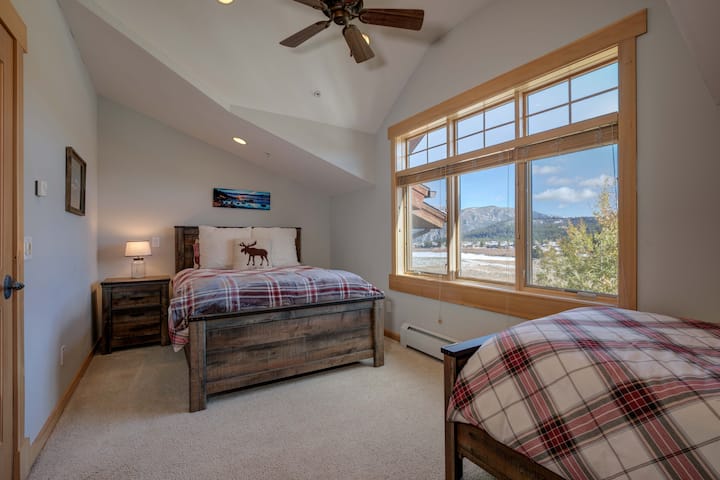 Queen and twin bed with it’s own connecting bathroom