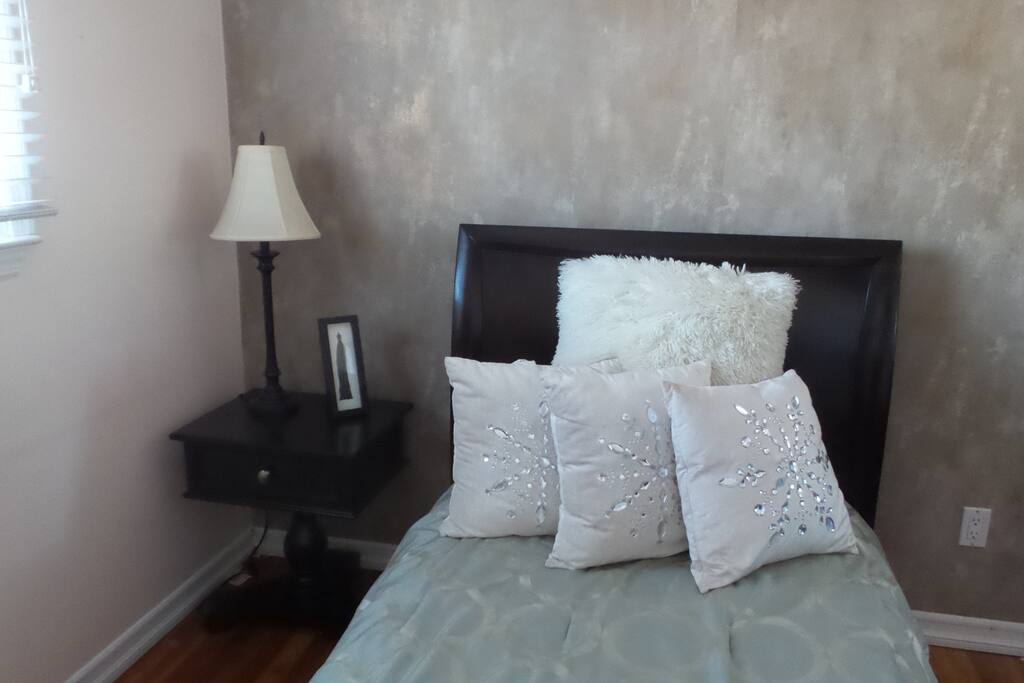 Twin Bedroom1