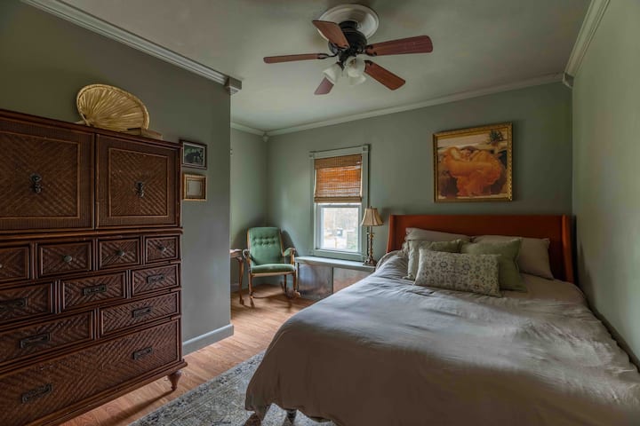 Третата спална соба е една од нашите омилени соби! Исполнето со нашите антички пронајдоци и релаксирачки стол за лулање, заедно со брачен кревет (широк 150-179 см).