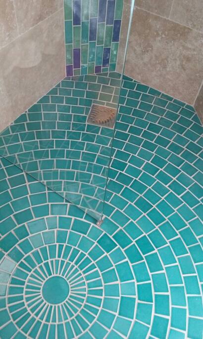 Eau turquoise du sol et de la douche : décor original et raffiné