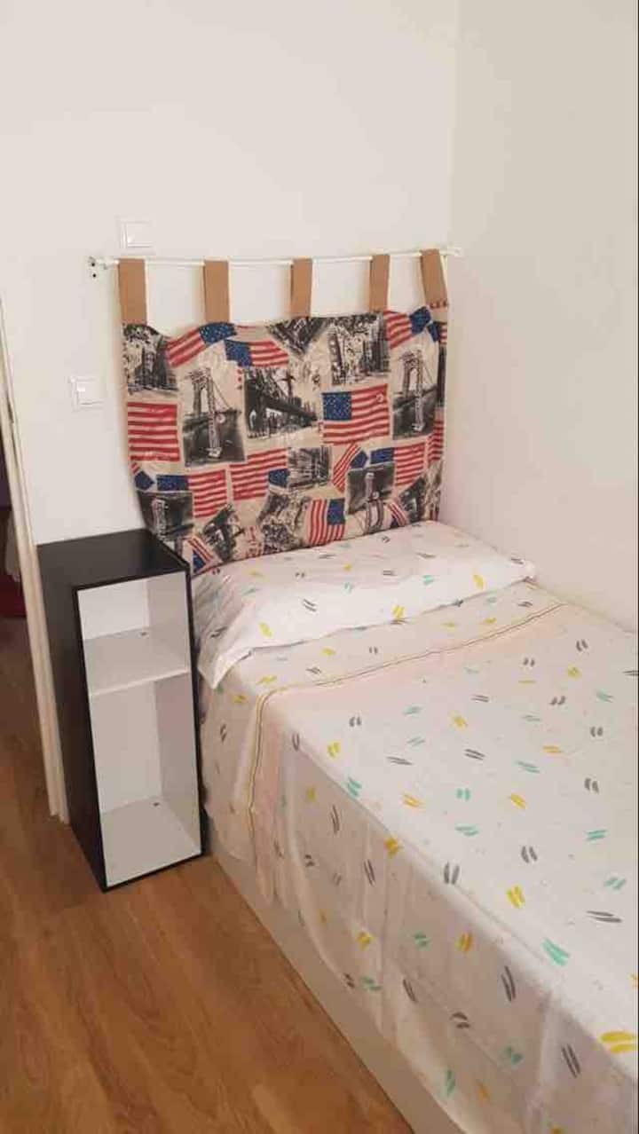 Værelse 4 enkeltseng (90 cm)
Med skrivebord,stol og skab 