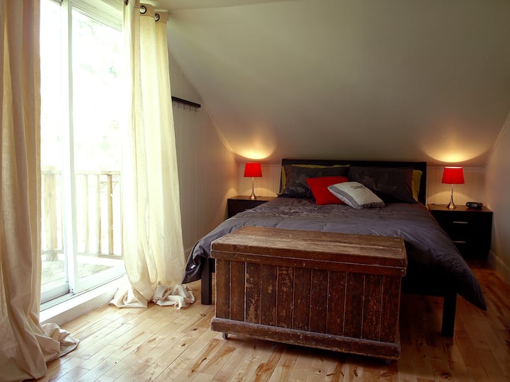 Chambre principale, lumineuse avec porte-patio et balcon. Lit queen. Matelas neuf, literie fournie.