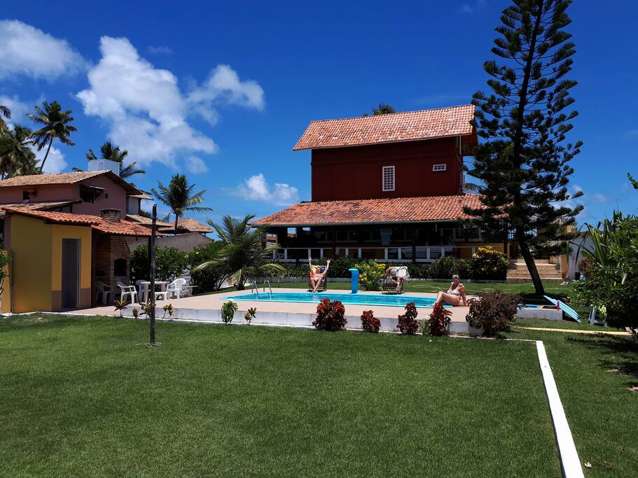 Grande giardino interno con piscina, banhero e churrasco.