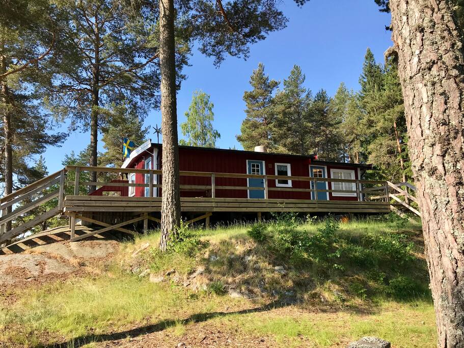 Huset ligger vackert mitt i skogen vid sjön