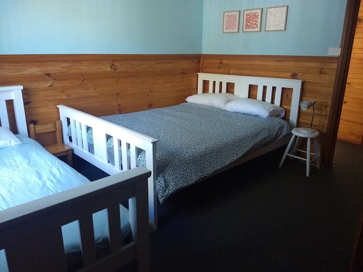 غرفة النوم 3 (الملكة والفردية).