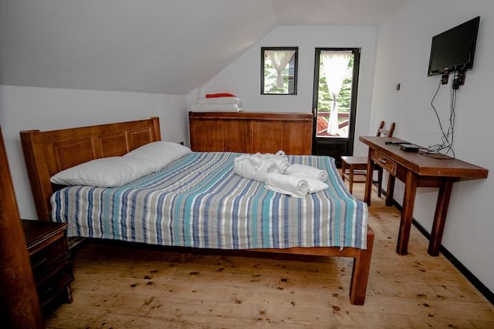 Habitación 2. Cama doble y cama individual plegable con baño privado.