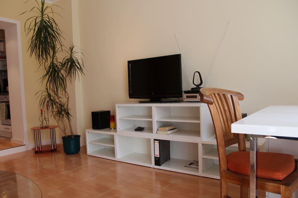 TV mit Stereoanlage und Blue-Ray Player