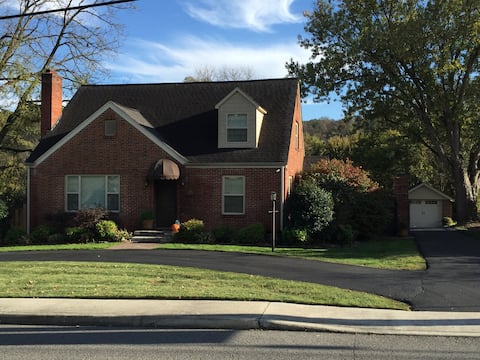 Walk to town square/JD and Pet friendly