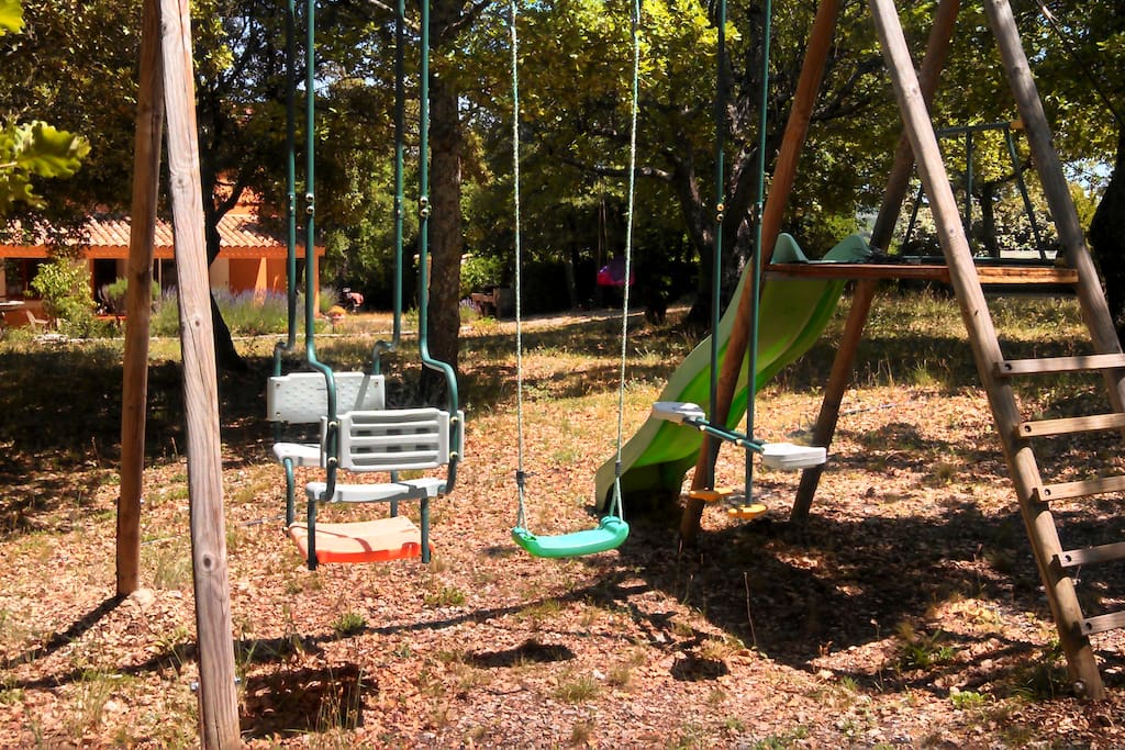 parc avec jeux d'enfants