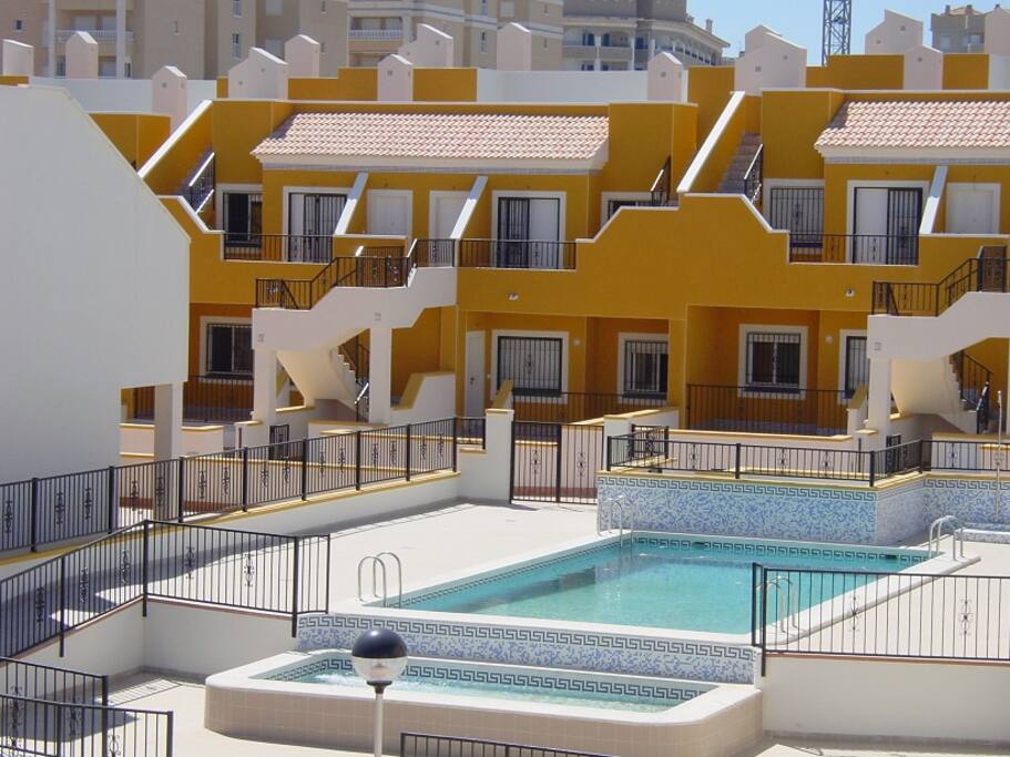 Piscina común dentro de la urbanización