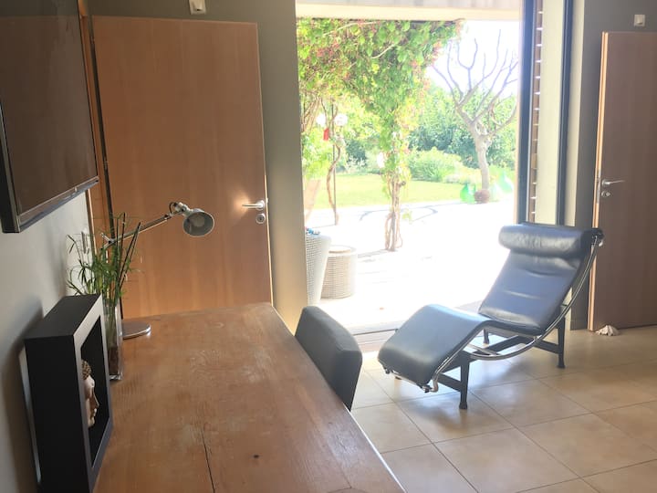 沙龙2电视图书馆
书桌