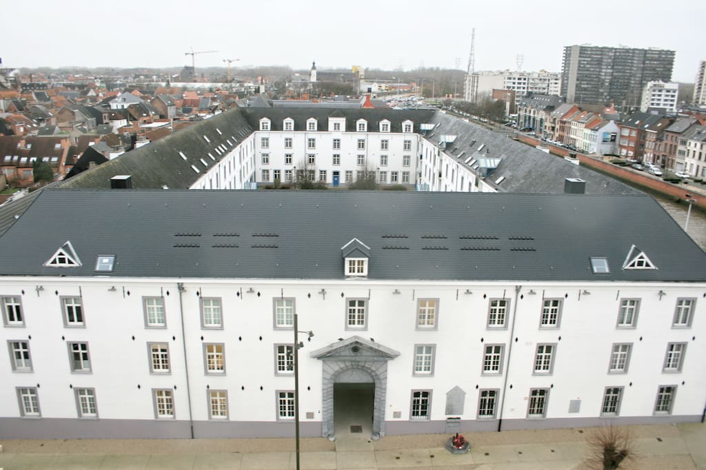 Het Hof van Habsburg. Het dakappartement bevindt zicht rechts-onder op de foto