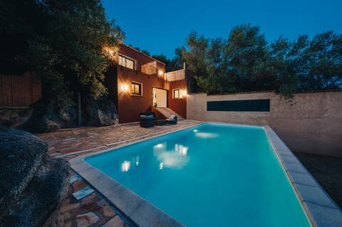 Elegant villa with heated pool and sea view