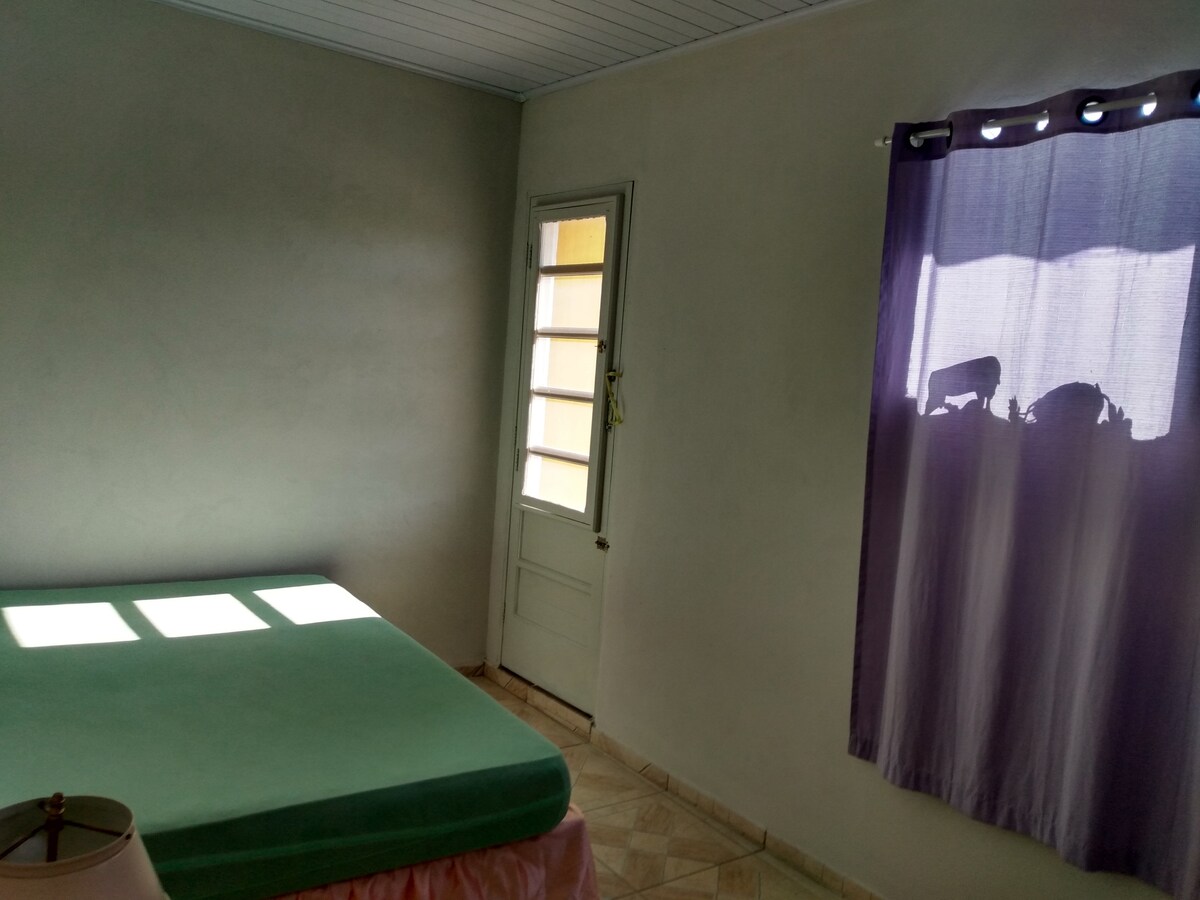 Стая с 1 двойно легло , балкон с изглед към басейна