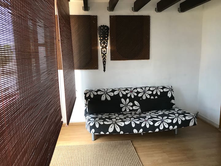 соба со кауч на спуштање