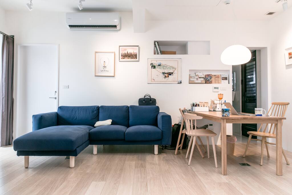 Our common working place and dining area. We can also provide the sofa as a bed for the 3rd visitor.
リビングの一部で、無垢材テーブルを用意して、ゆっくりと食事を。