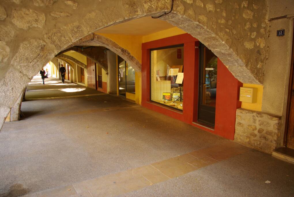 L'entrée de la maison par les arcades