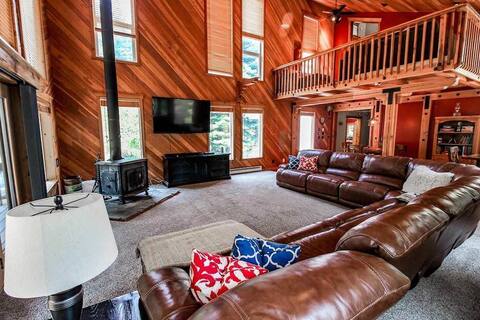 Awesome 5 bedroom 5 bath Cabin for 20+ guests!