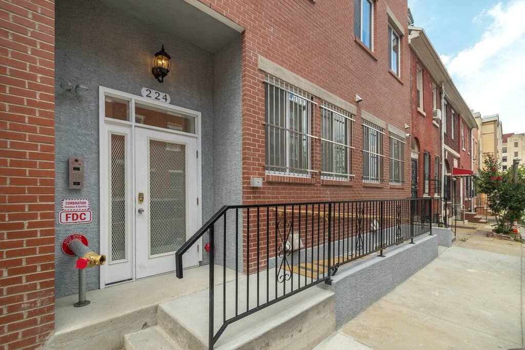secured building, walking distance to convention center