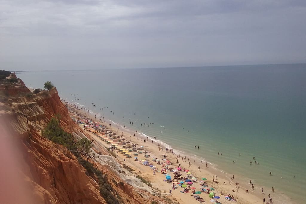 Praia da Falésia, tem extensão areal de 7 Km, fica 10 minutos pé de casa para praia